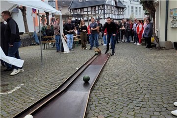 Blick entlang der Kegelbahn: Zahlreiche Zuschauer verfolgten gespannt die Würfe und fieberten mit. 