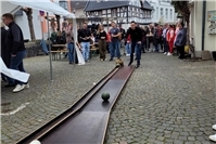 Blick entlang der Kegelbahn: Zahlreiche Zuschauer verfolgten gespannt die Würfe ...