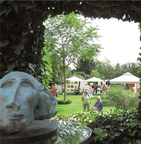 Blick in Gudrun Rosenbergs Kulturgarten. Im Vordergrund eine Plastik der Gastgeberin. Gemeinde Wachtberg