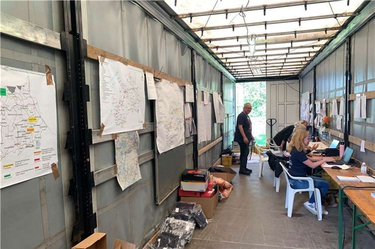Anpacken für den Neuanfang im Ahrtal Blick in da Büro, das auf einem LKW-Anhänger Platz gefunden hat. Foto: ROB