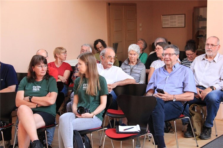 Blick in das Publikum in der ehemaligen Synagoge.
