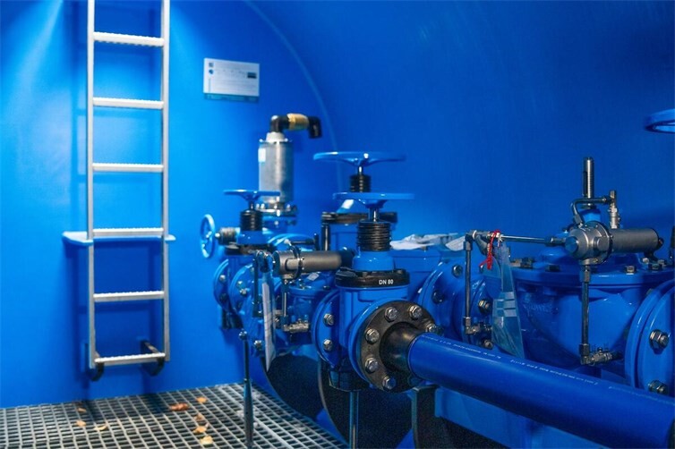 Blick in den Druckminderungsschacht: Die Technik hier gleicht Schwankungen im Eingangsdruck aus und sorgt für einen konstanten, niedrigeren Ausgangsdruck. Das sichert die Trinkwasserversorgung langfristig. 