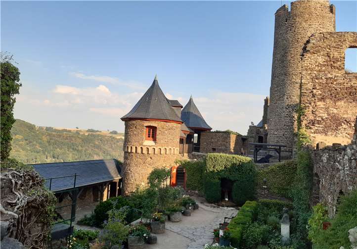 Blick in den Ehrenhof und auf den Kölner Turm von Burg Thurant
