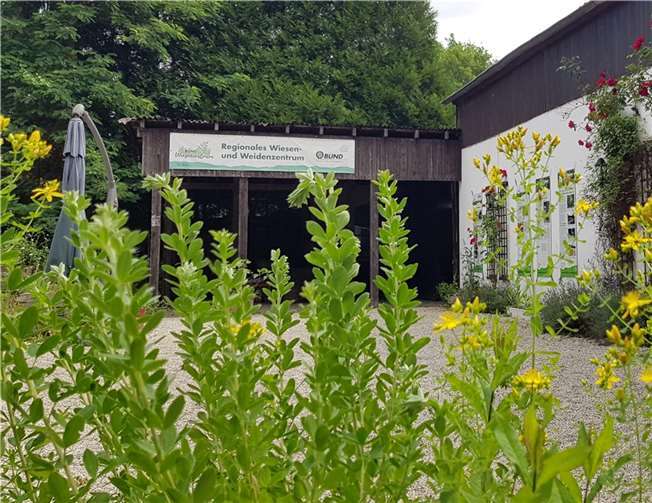 Blick in den Innenhof des sommerlichen BUND-Wiesenzentrums. Quelle: BUND-Kreisgruppe Rhein-Sieg