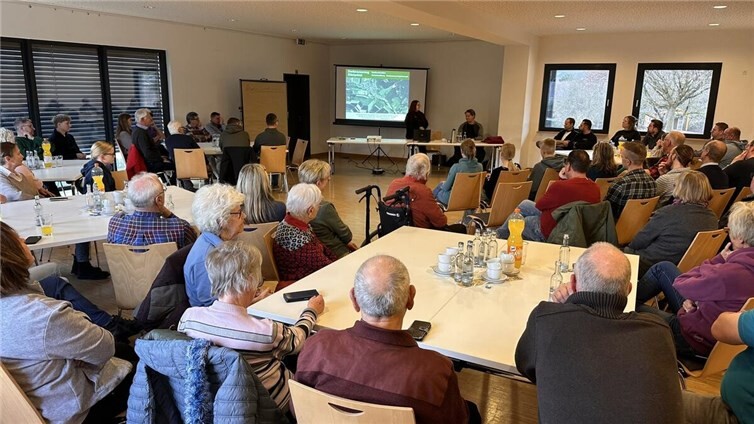 Blick in den Saal: Rund 70 Bürgerinnen und Bürger diskutieren engagiert über Ideen und Visionen für ihr „Königsfeld 2040“. Fotos: Ralf Breuer