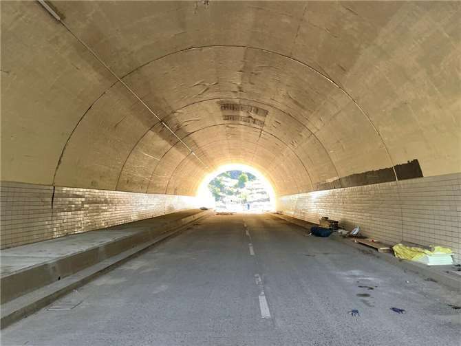 Blick in den Tunnel in der Tunnelstraße in Altenahr.  Foto: ROB