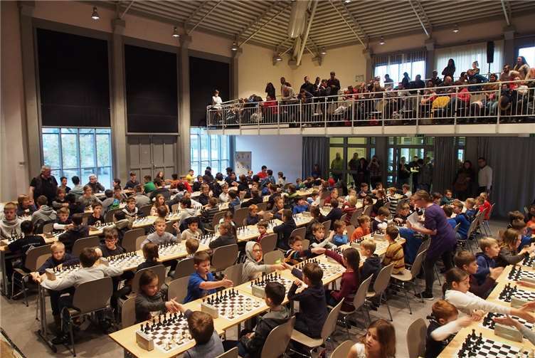 Blick in den Turniersaal währendeiner Spielrunde mit 140 Teilnehmern. Quelle: Schachverein Güls