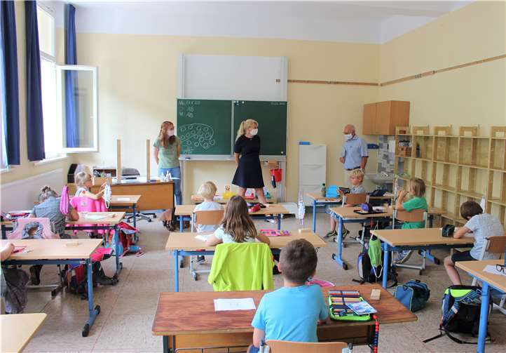Blick in den Unterricht der 2. Klasse: alle Kinder sitzen an einem eigenen Platz und die Tische stehen im vorgeschriebenen Sicherheitsabstand auseinander. Außerdem hat der Hausmeister der Schule, Jens Schnabel, für jedes Kind einen Mundschutzhalter gebaut, auf dem der Mundschutz des Kindes aufgehangen werden kann. Fotos: Alina Hillesheim / Stadtverwaltung Lahnstein
