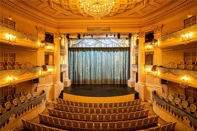 Blick in den Zuschauerraum des Theater Koblenz: Aktuell bleibt das Haus aufgrund der laufenden Sanierung geschlossen – mit Vorfreude auf die Wiedereröffnung zur kommenden Spielzeit.