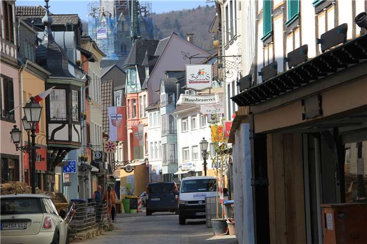 Ahrtal: Eine Million Euro für den Tourismus Blick in die Ahrweiler Altstadt: Wo vor der Flut Touristen in Scharen flanierten beherrschen Bauarbeiten das Bild. Nur Stadtfahnen zeugen vom einstigen Glanz der Rotweinmetropole.