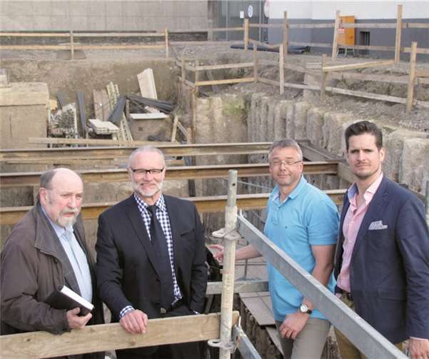 Blick in die Baugrube in der Baedekerstraße (v. l.): Ratsmitglieder Gerhard Lehmkühler, Fritz Naumann, Bauleiter Schulz, Ratsmitglied Christian Altmaier. privat