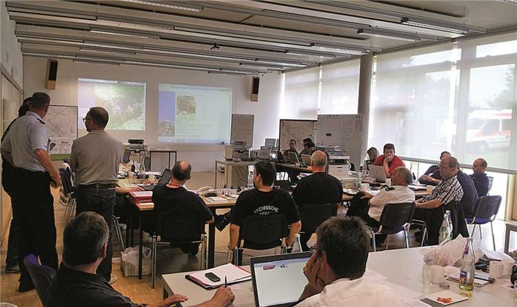Blick in die Einsatzleitung unter Einsatzleitung Fred Pretz, Bürgermeister der Verbandsgemeinde Vallendar, Quelle: THW. THW