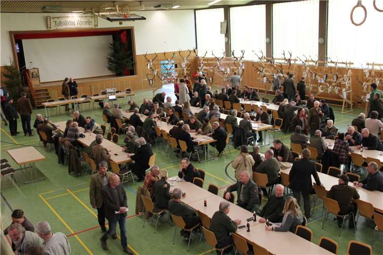 Blick in die Hauptversammlung des Rotwildringes Ahrweiler in der Kempenicher Leyberghalle.  Fotos: GS