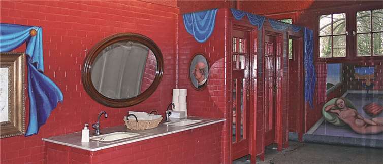 Blick in die Herren-Toilette, die Stephen McKenna ebenso wie den Sanitärraum für Frauen 1974/75 ausmalte -HG-