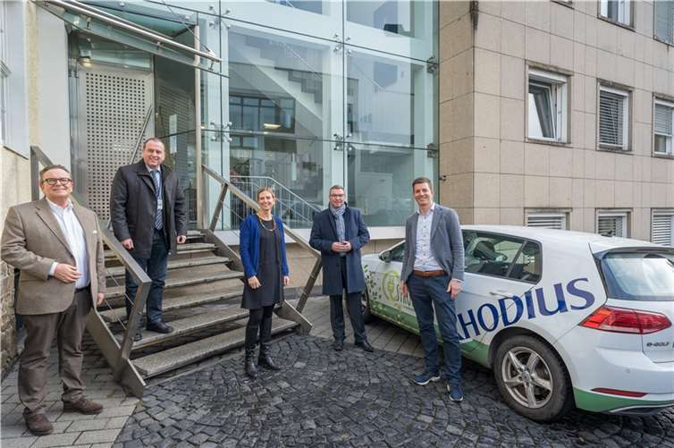 Blick in die Zukunft des Familienunternehmens Rhodius: Der Erste Kreisbeigeordnete Horst Gies (2.v.r.) traf sich mit den geschäftsführenden Gesellschaftern Frauke Helf (3.v.r.) und Hannes Tack (r.) sowie Geschäftsführer Rolf Hübner (l.) und Johannes Bell (2.v.l.), Bürgermeister der Verbandsgemeinde Brohltal, zu einem Informations- und Erfahrungsaustausch. Foto: Bernhard Risse/Kreisverwaltung Ahrweiler