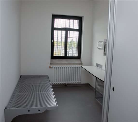 Blick in eine Einzelzelle im Haupthaus Flügel C der Justizvollzugsanstalt Rheinbach.