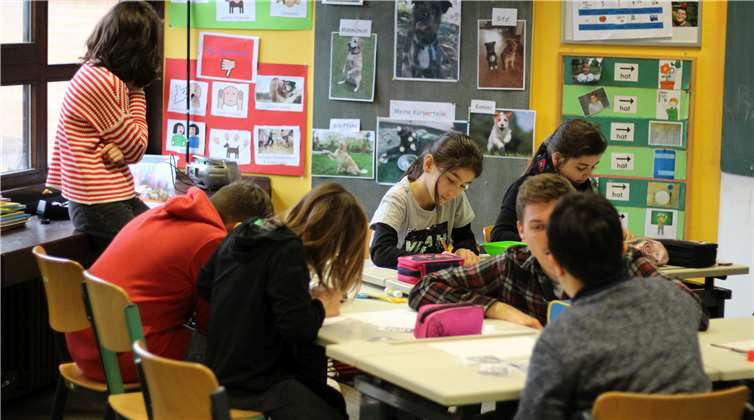 Blick in einen Klassenraum der Katharina-Kasper-Schule beim Tag der Offenen Schule in Wirges: Fünf Schülerinnen und Schüler arbeiten unterstützt von einem Lehrer an ihren Aufgaben. Privat