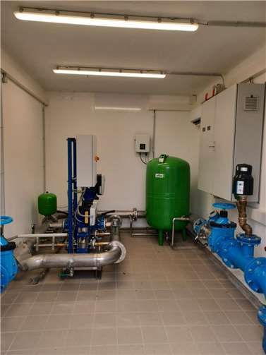 Wasserversorgung im Neubaugebiet „Am Rabenberg“ gesichert Blick ins Innere des neuen „Wasserhäuschens“ am Rabenberg in Neuhäusel.