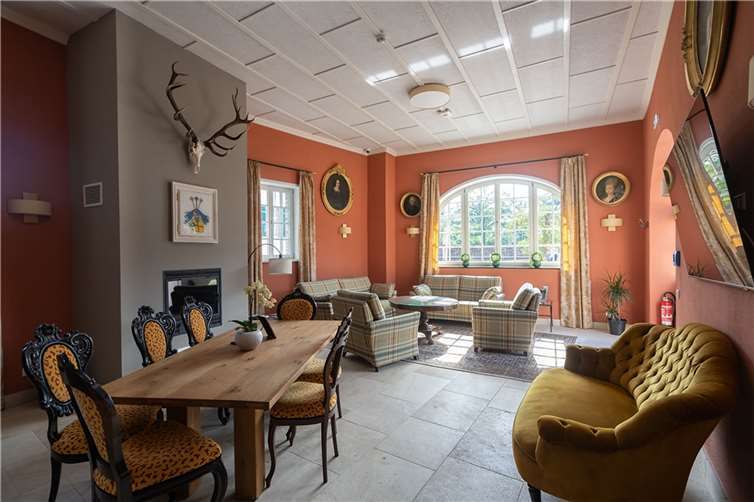 Blick ins Trauzimmer und den roten Salon.