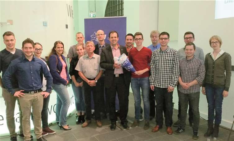 Blick nach vorn mit Schultüte: Die JU Mayen freut sich über eine gelungene Informationsveranstaltung zu aktuellen Themen der Bildungspolitik, die auch technisch auf dem neuesten Stand war. privat