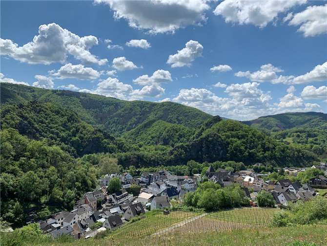 Blick über Altenahr.  Foto: ROB