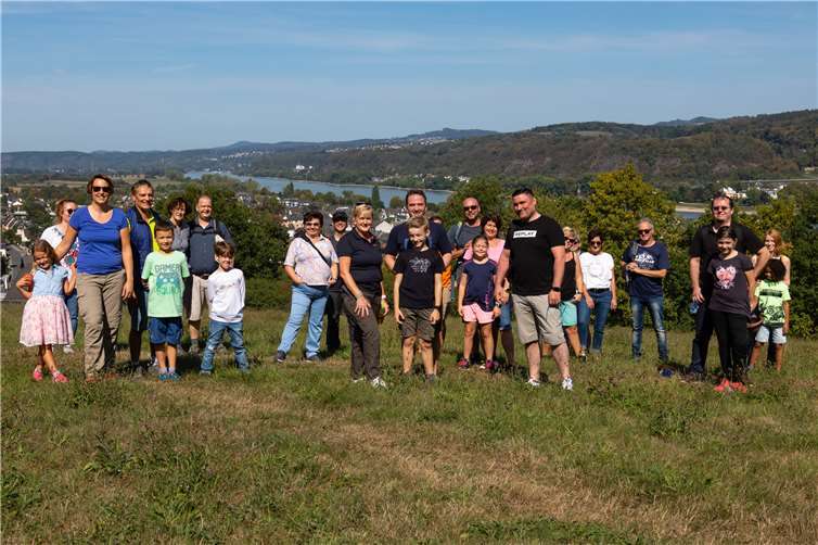Blick über das Breisiger Land: Große und kleine Wanderfreunde unterwegs mit Bürgermeisterkandidat Marcel Caspers. Foto: Privat