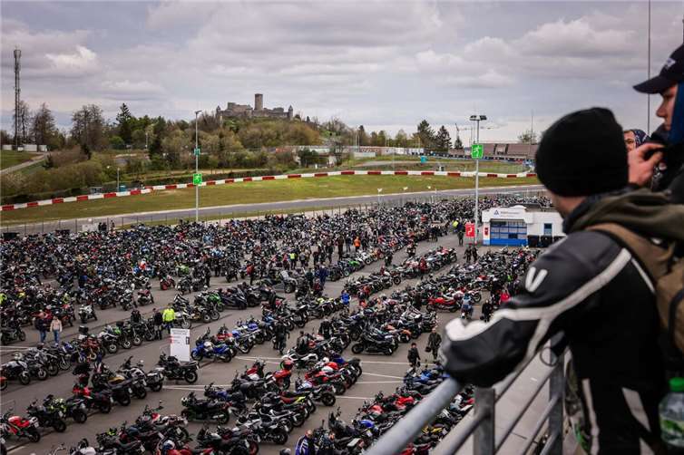 Blick über das Meer aus Maschinen: Zahlreiche Motorradfahrer versammeln sich im Fahrerlager des Nürburgrings.  Foto: Gruppe C | Patrick Karbownik