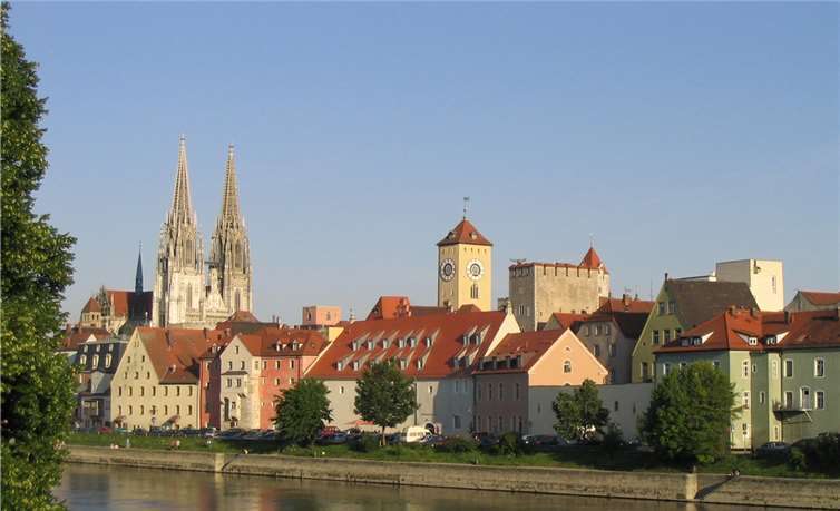 Blick über die Donau auf die Altstadt von Regensburg.C. Schabow