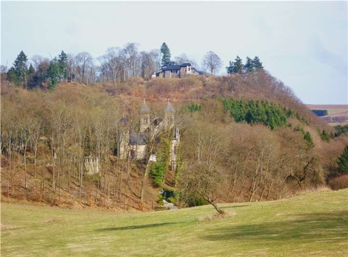 Blick über die Kapelle im Kreuzwäldchen auf den Burgberg.  Foto: IG Archäologie und Geschichte/Schüller