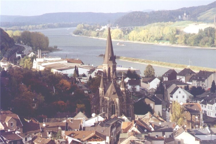 Blick vom Dicktberg auf die Kirche von Brohl