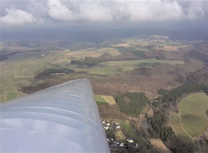 Blick vom Doppelsitzer auf den Flugplatz Wershofen: Noch dringt etwas Sonne durch die dichter werdende Wolkendecke.Niklas Schäfer