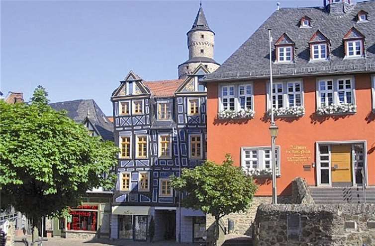 Blick vom König-Adolf-Platz zum Rathaus, im Hintergrund die Spitze des Hexenturms.