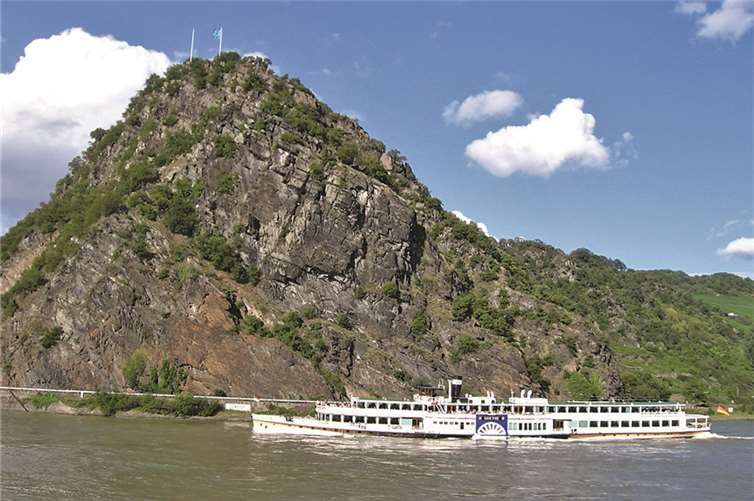 Blick vom linken Rheinufer bei St. Goar auf die Loreley - eins der touristischen Highlights im Oberen Mittelrheintal. Foto: Wikipedia/Dirk Schmidt