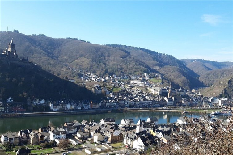 Blick von Cond auf die Reichsburg Cochem.