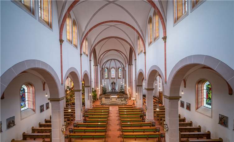 Blick von der Empore in die Pfarrkirche. ACS360