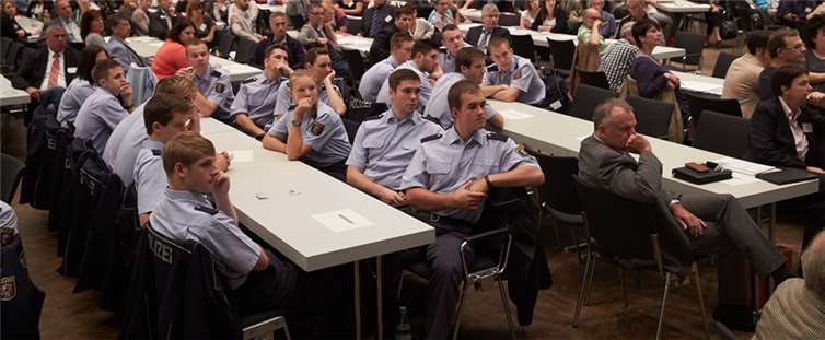 Blick von oben auf die Info-Messe.