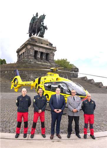 Blick zurück am Deutschen Eck auf die Erfolgsgeschichte der ersten zivil-militärischen Zusammenarbeit: Frédéric Bruder, Geschäftsführer der gemeinnützigen ADAC Luftrettung (Mitte) und Generalarzt Dr. Jens Diehm vom Bundeswehrzentralkrankenhaus Koblenz (zweiter von rechts) mit der Crew des ADAC Rettungshubschraubers „Christoph 23“ (von links) Notarzt Jan Walpuski, Pilot Stefan Goldmann und Notfallsanitäter Guido Kranz (rechts).  Fotos:ADAC