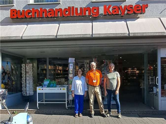 „Blind Booking“ zum Welttag des Buches ergibt 332 Euro für die Tafel Rheinbach-Meckenheim e.V. (v. links n. rechts): Buchhändlerin Christel Engeland, Tafel-Kassenwart Ludwig Mickisch, Inhaber Buchhandlung Kayser Christoph Ahrweiler. Fotos: privat