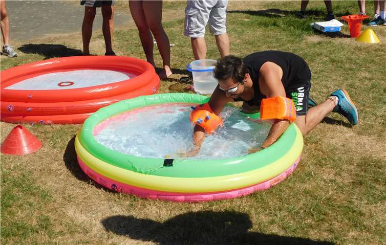 Blinde Suche nach den Gummiringen. Fotos: WR