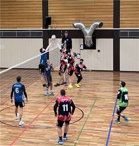 Blockduell zwischen F. Bommes-Hürter und einem Spieler des TV Feldkirchen II.  Foto: Sandra Nowok