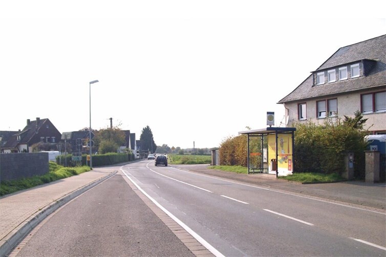 Blocker Straße, links die Siedlung, rechts die Bushaltestelle 