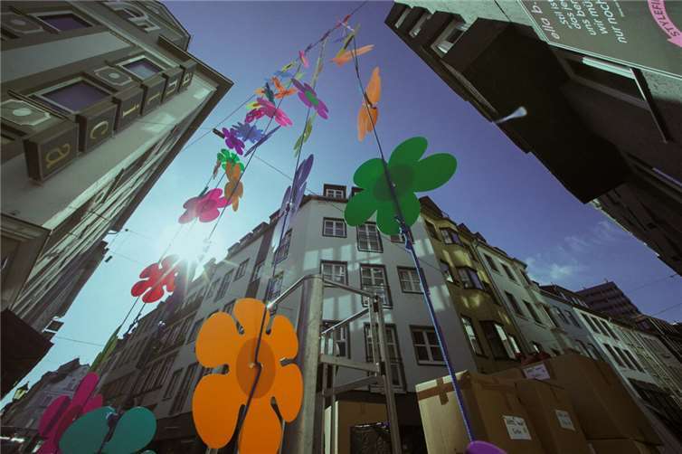 „Ciel de Fleurs“ Blühende Attraktion: 140 Meter Blumengirlande bringt Farbe in die Altstadt. Foto: Koblenz Stadtmarketing/G. Volkovic
