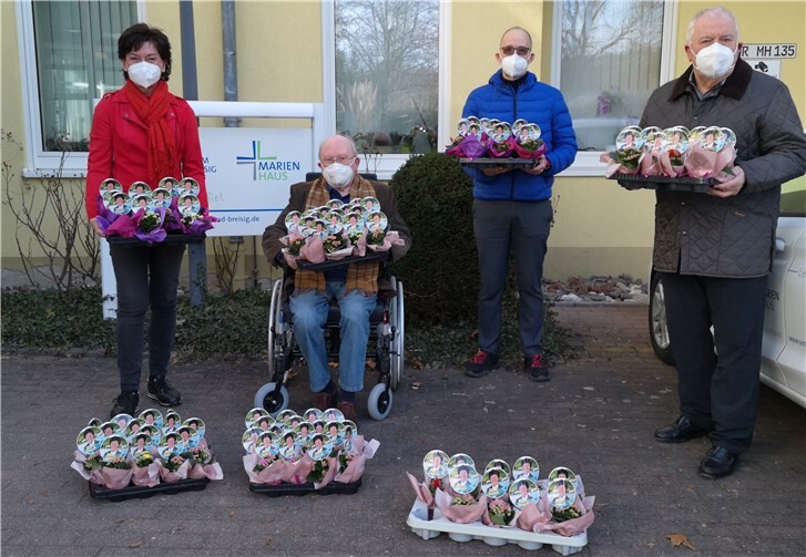 Blühende Valentinsgrüße der CDU für die Seniorinnen und Senioren in Bad Breisig; (v.l.): Petra Schneider, Friedrich Maurer, Jörg Warnke und Guido Ernst. Foto: privat