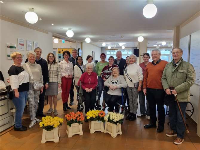 Blühende Valentinsgrüße der CDU für die Seniorinnen und Senioren in Bad Breisig mit MdL Petra Schneider, und MdB Mechthild Heil.  Foto: privat