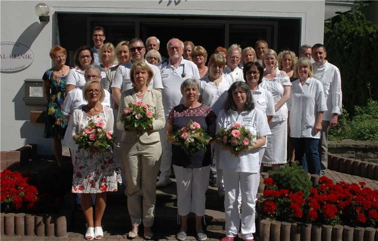 Blümchen für die Jubilare: Die Mitarbeiter der Ahrtalklinik blickten auf das 25-jähige Jubiläum des Hauses und gleich vier Dienstjubiläen zurück.BL