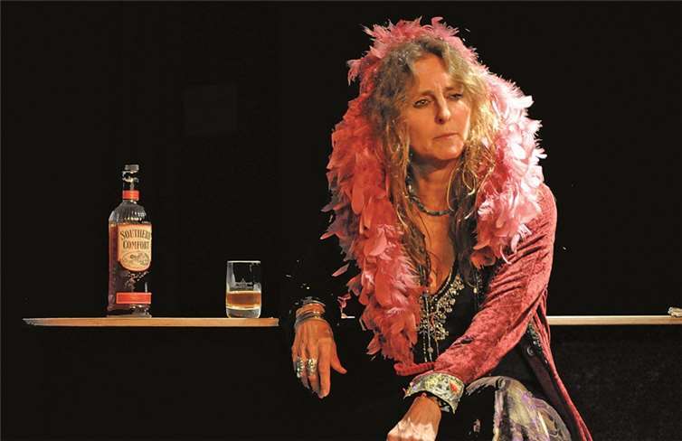 Bluesröhre und tragische Ikone: Der Auftritt Maggie Mackenthuns als Janis Joplin berührte und begeisterte. AB