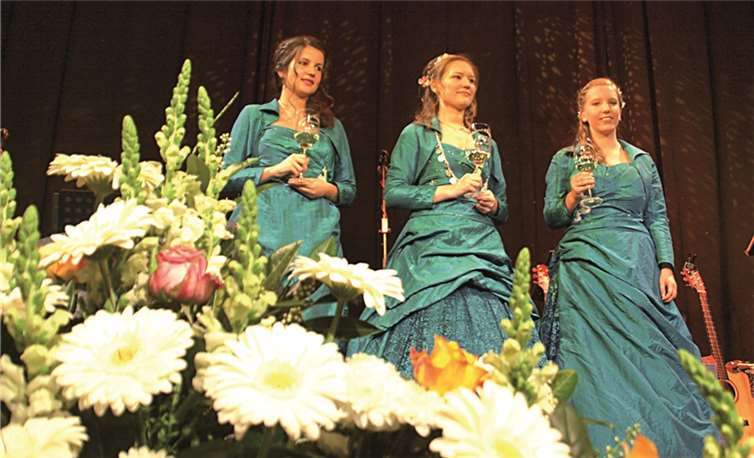 Blüten- und Weinkönigin Jessica und ihre Prinzessinnen Katherina und Anne nahmen gerne bei ihrem Empfang die kleinen und auch großen Geschenke der Gäste entgegen. US