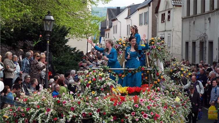 Blüten- und Weinkönigin