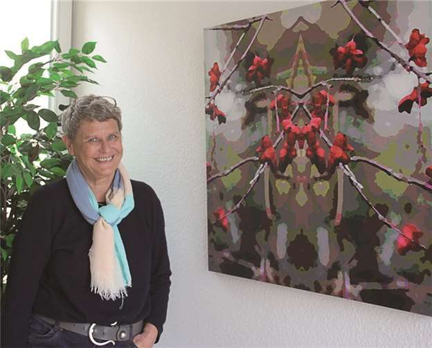 Blüten vom Pfaffenhütchen präsentiert die Künstlerin Uschi Sträter.