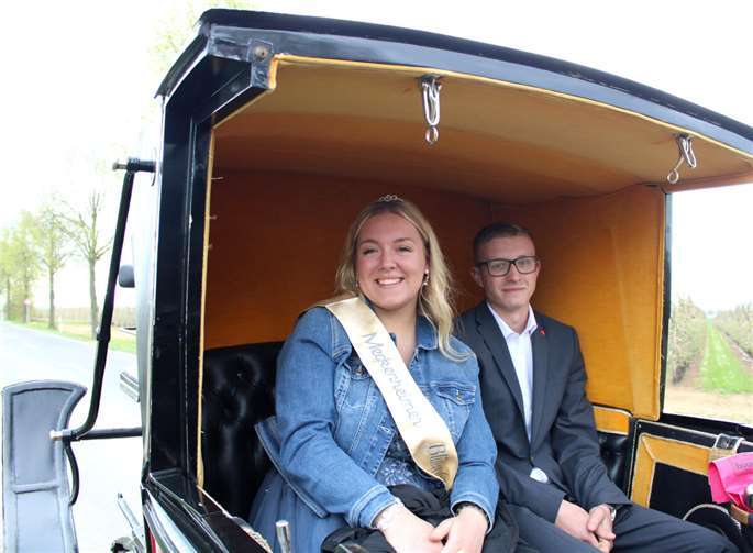 Blütenkönigin Annina Engels reiste stilecht mit Kutsche zu den Stationen.